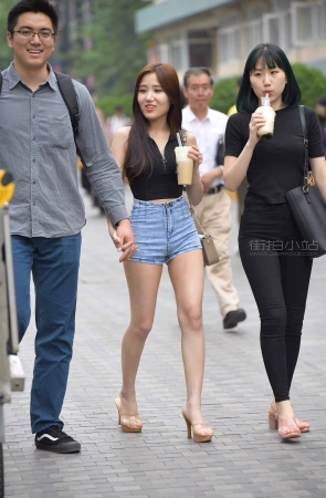 街拍热裤蜜桃臀小姐姐