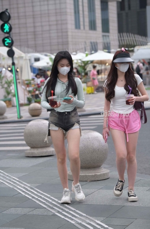 街拍长腿姐妹