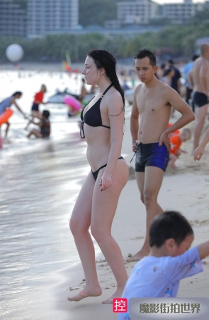 海边沙滩上的洋妞大秀身材MJ503[2.06G]