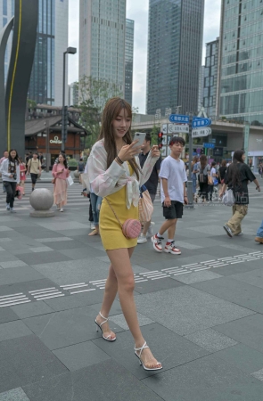 街拍黄短裙凉高美少女