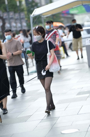 街拍养狗狗的黑丝短发少f