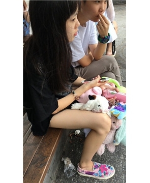 街拍苗条美腿小妹，拿着一堆兔子娃娃