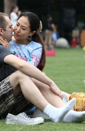 No1475 看到短裙长丝美女脱鞋露脚的机会可不多