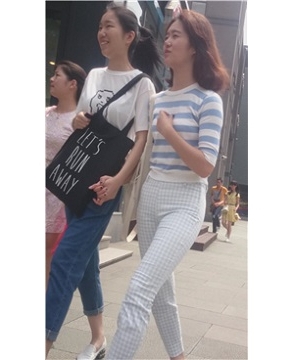 跟拍超级大肉臀美女姐妹逛街 [4.20 GB]