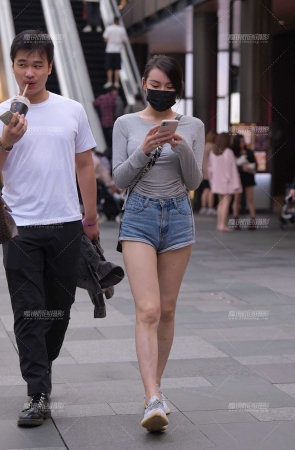 超短热裤大白腿女人