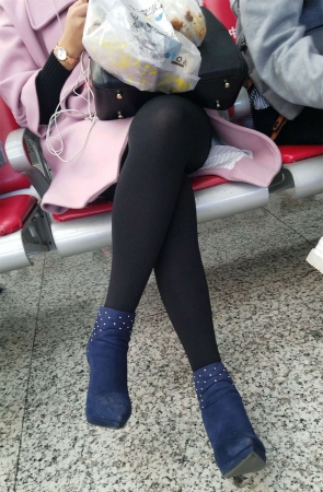 候车的蓝色高跟黑色丝袜美腿漂亮美少妇