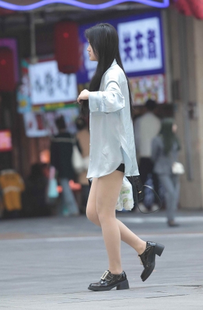 诱惑肉丝街拍少妇