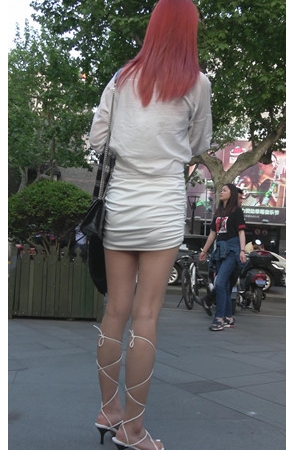 红发白色包臀裙妹子
