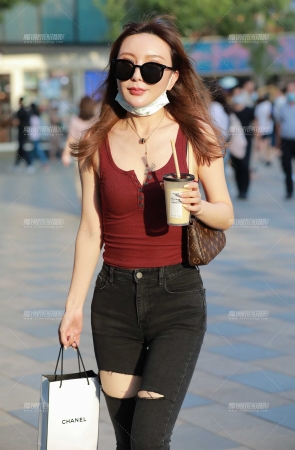 黑色牛仔裤小姐姐