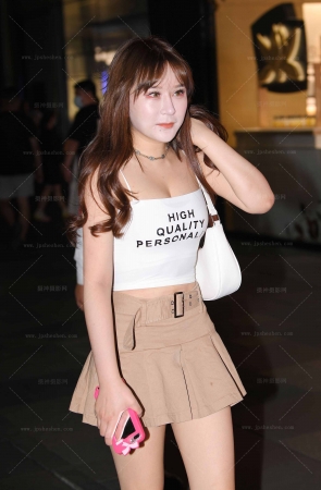 身材火辣白白净净惹人爱/231206-8-132 15P