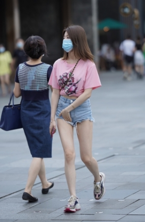 好美的热裤女孩