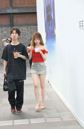 街拍红色衣服牛仔短裙小妞