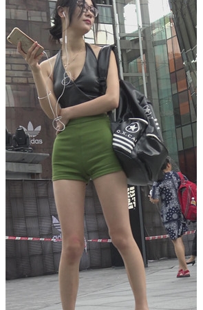 绿色热裤小姐姐