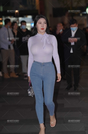 前凸后翘 紧牛美眉自信洒脱