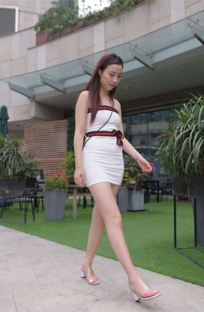 一始街拍作品 – 抹胸白裙