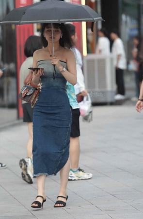 高跟街拍少妇