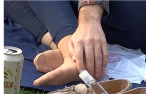 草地上的洋妞，肉色丝袜 [263 MB/MP4]