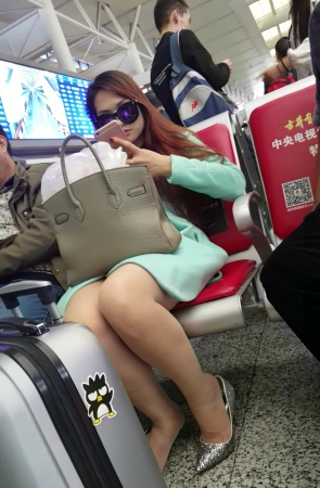 高铁站候车的绿色连衣裙肉色丝袜银色高跟墨镜妹子