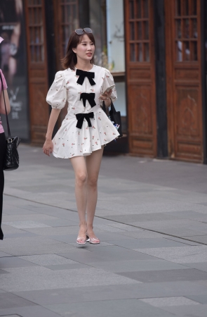 连衣裙美女