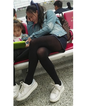 4k-黑色丝袜运动鞋秀丽颜值美少妇