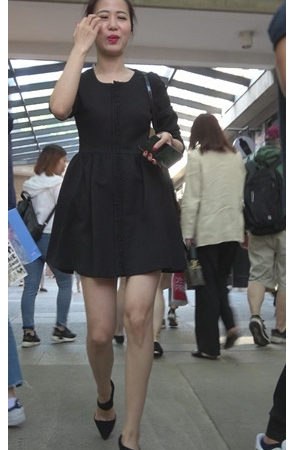 黑色连衣裙小姐姐[1.09G/MP4]