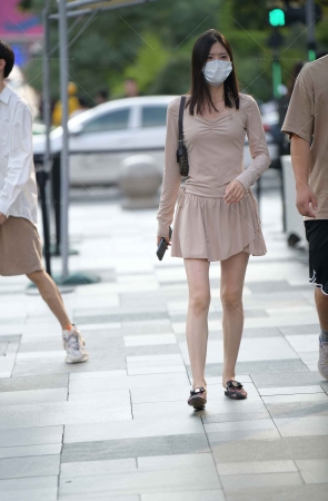 街拍短裙小姐姐