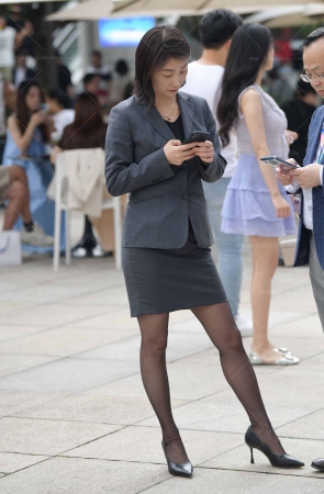 2468-8=100√黑丝高级职员【套图➕视频】 13P