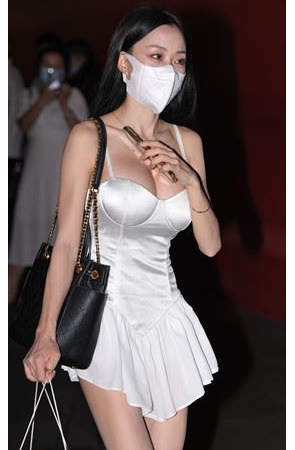 性感的吊带女孩【套图+视频】