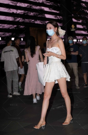 搭讪街拍白短裙骨感美女