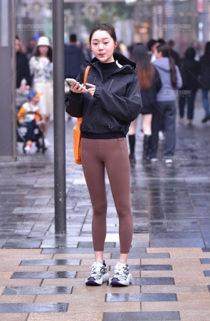 甜美苗条紧身裤美女