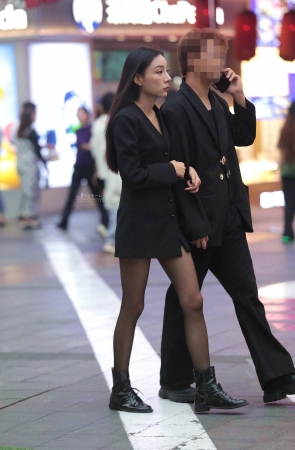 黑丝街拍少妇