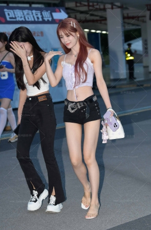 24616-28=53√热裤美腿女生 14P