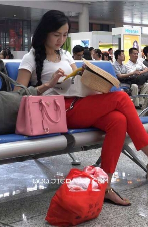 4k – 街拍红裤凉鞋美女 [2.29 GB/MP4]