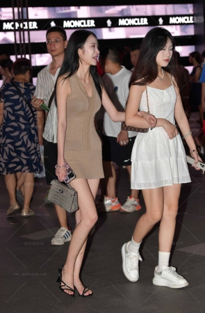 24811-26=27√纤细美腿闺蜜 9P