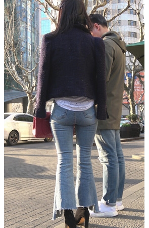 蓝色牛仔喇叭裤气质美女