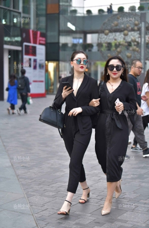 黑衣低胸性感美女