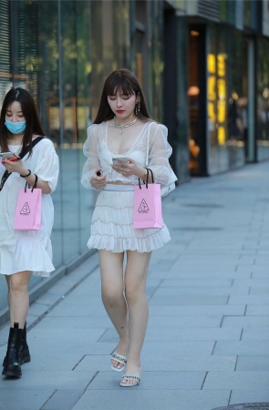 四九城嘎子街拍作品 – 短裙性感小姐姐