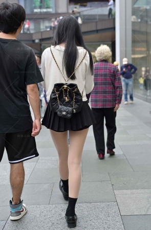 街拍超短裙r丝小妹