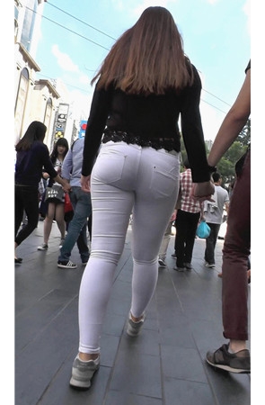 白色紧身丰满的洋妞