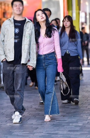 阔腿牛仔裤高挑美女