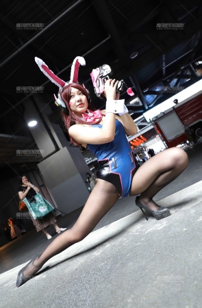 长腿黑丝持枪兔妹