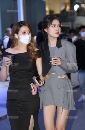 美腿丝袜俩闺蜜~