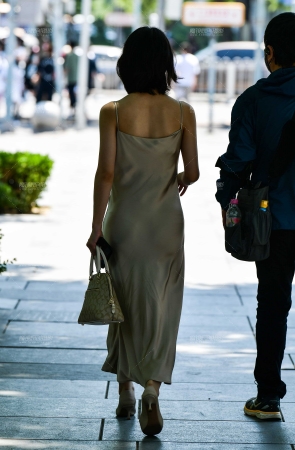 丝滑长裙美女
