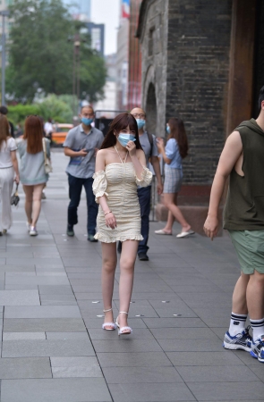 白皙美腿小姐姐