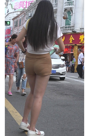 棕色紧身热裤长发美女