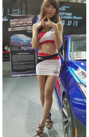 可爱的车模小美女