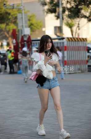 街拍超短热牛小仙女