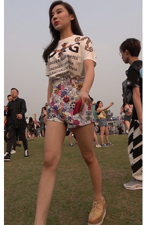 漂亮的高腰短裤美女