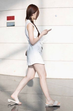 LB508-83P 成都车展-白到发光的百万网红刘婷下班拍美腿