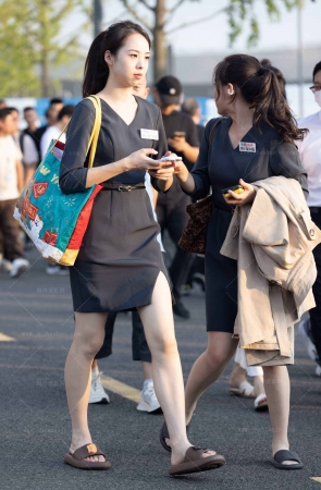 LB634-72P成都车展-一群美腿长城礼仪小姐姐下班（多模） 10P